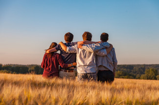 Jugendliche im Feld